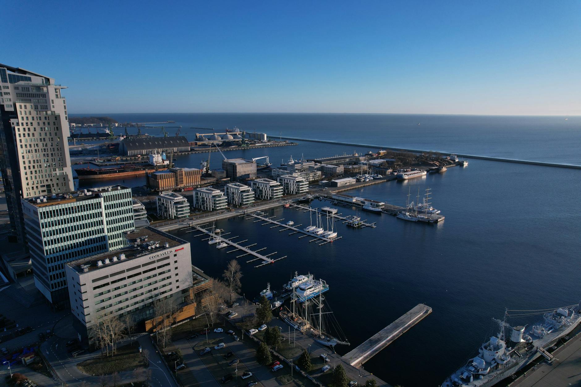 Piłkarze Arki Gdynia na boisku podczas meczu z Cracovią, kibice na trybunach