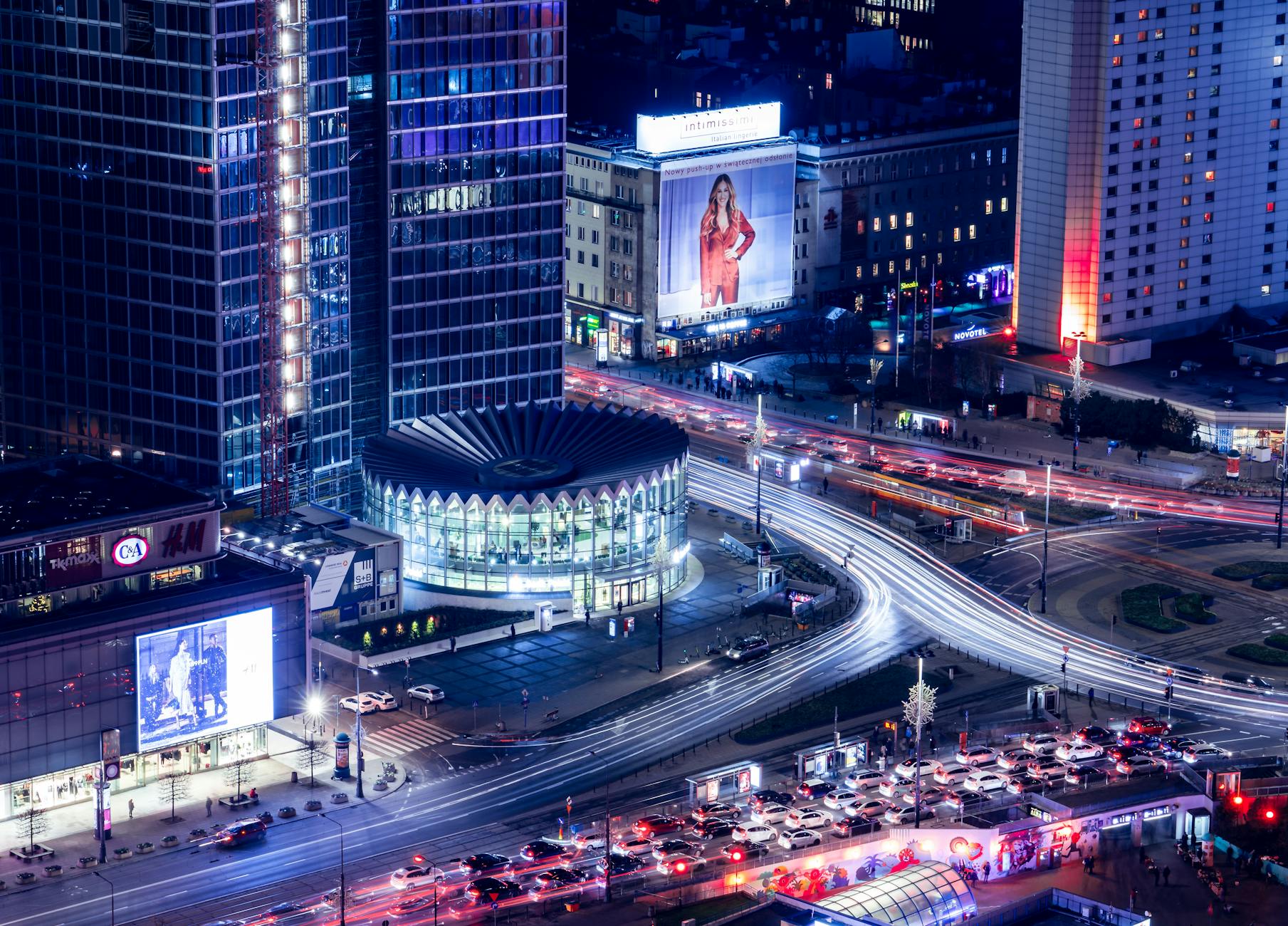 Uczestnicy PKO Gdynia Półmaratonu biegnący ulicami miasta, widoczni kibice i oznaczenia trasy.