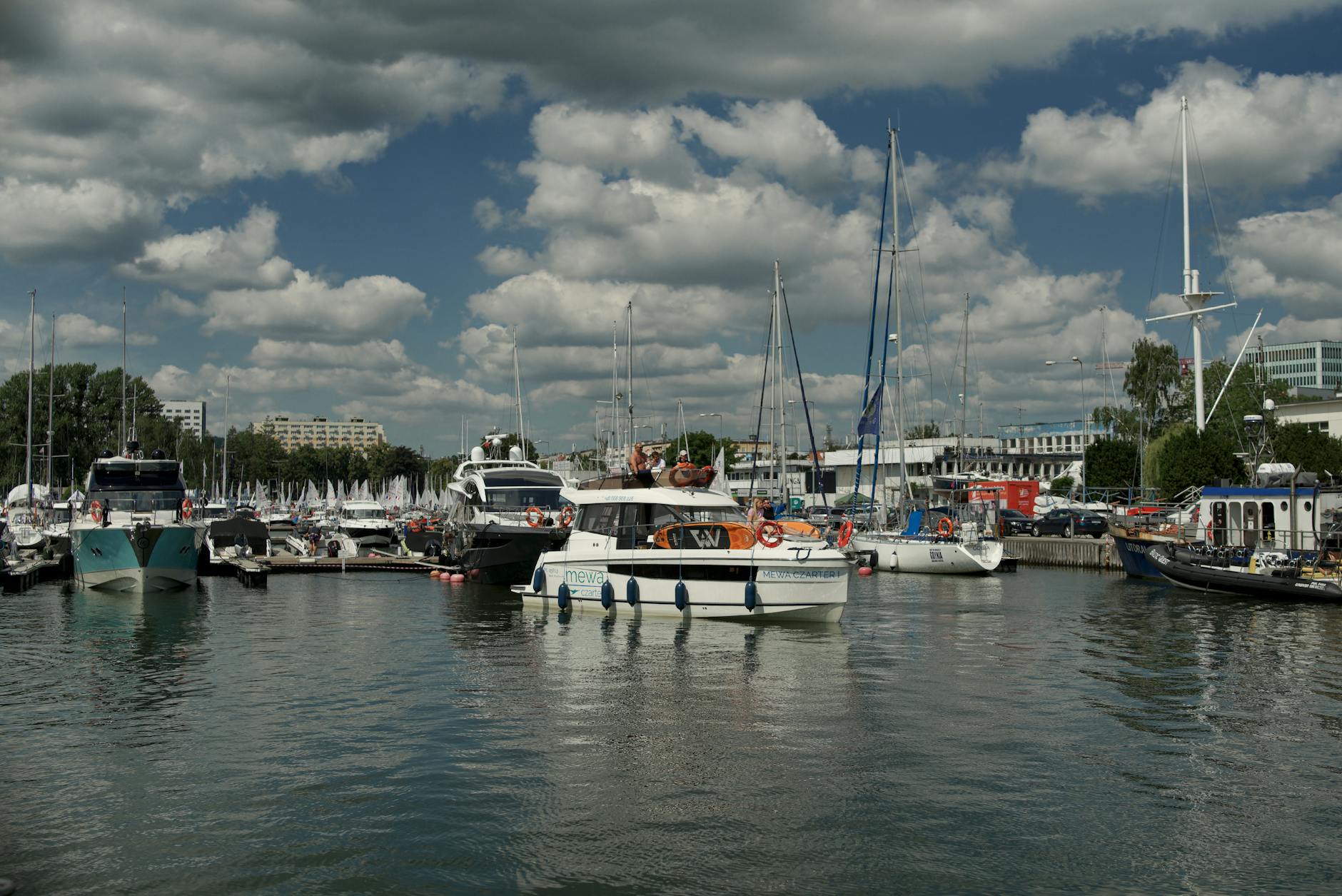 Widok na Port Gdynia z kontenerami i statkami, symbolizujący rozwój gospodarczy i przeładunki zbóż.