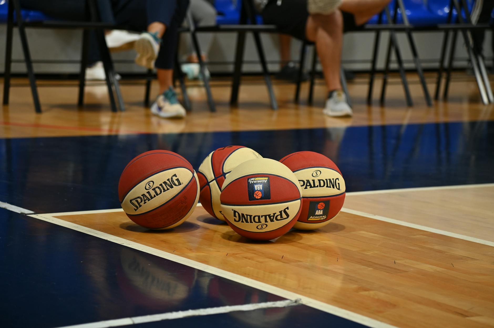 Trener Arki Gdynia Dariusz Banasik i koszykarze Arki Gdynia walczący w Orlen Basket Lidze