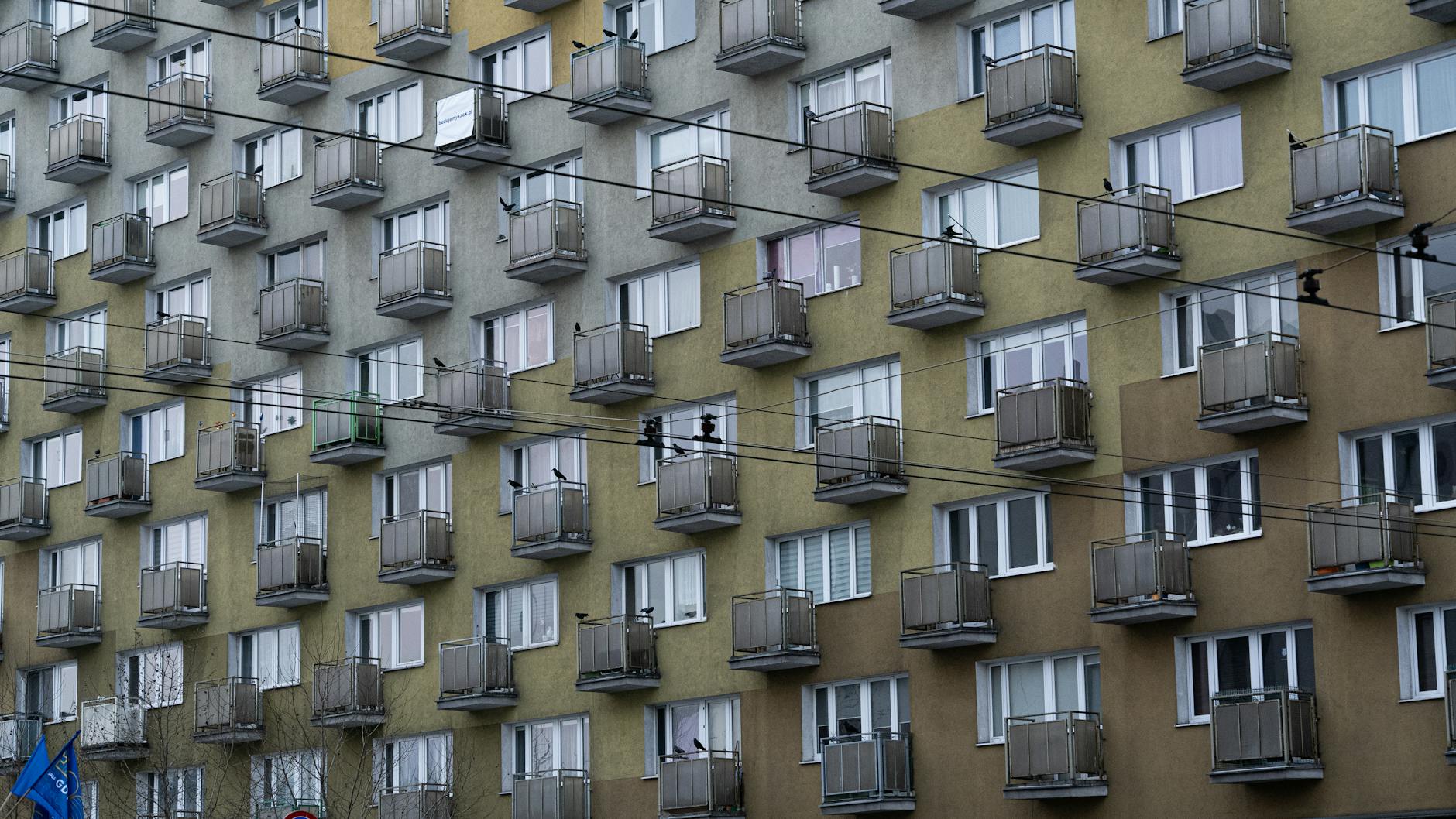 Mapa Gdyni z zaznaczonymi głównymi drogami i stadionem Arki Gdynia, ilustrująca problem hałasu ulicznego i potencjalnych wydarzeń sportowych.